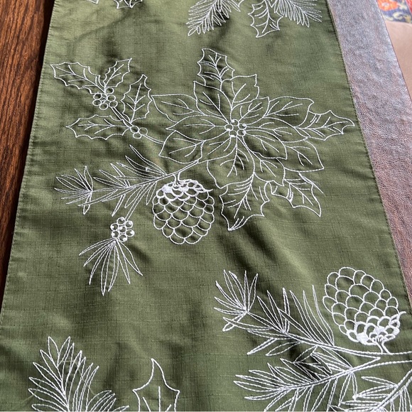 Holiday table runner - Picture 2 of 3